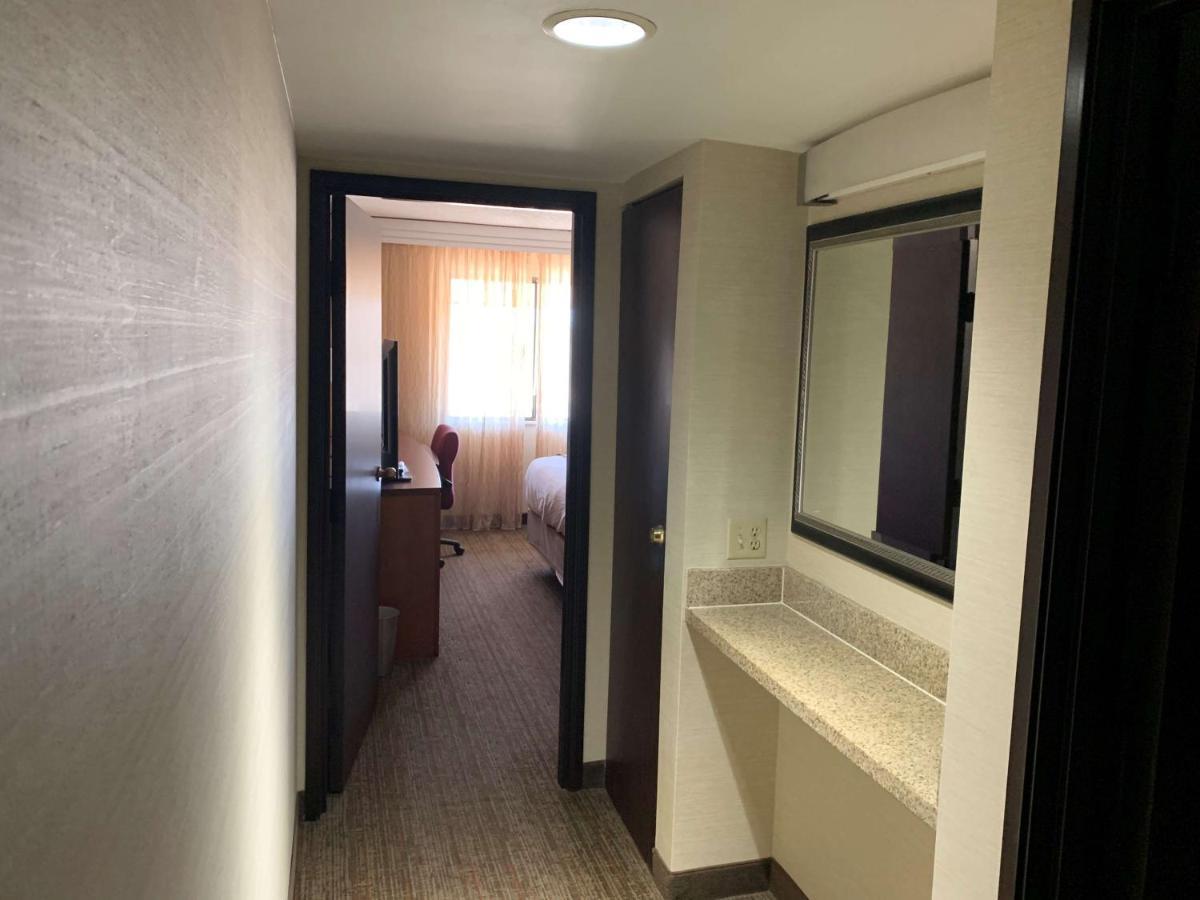 Radisson Hotel Detroit-Farmington Hills Extérieur photo